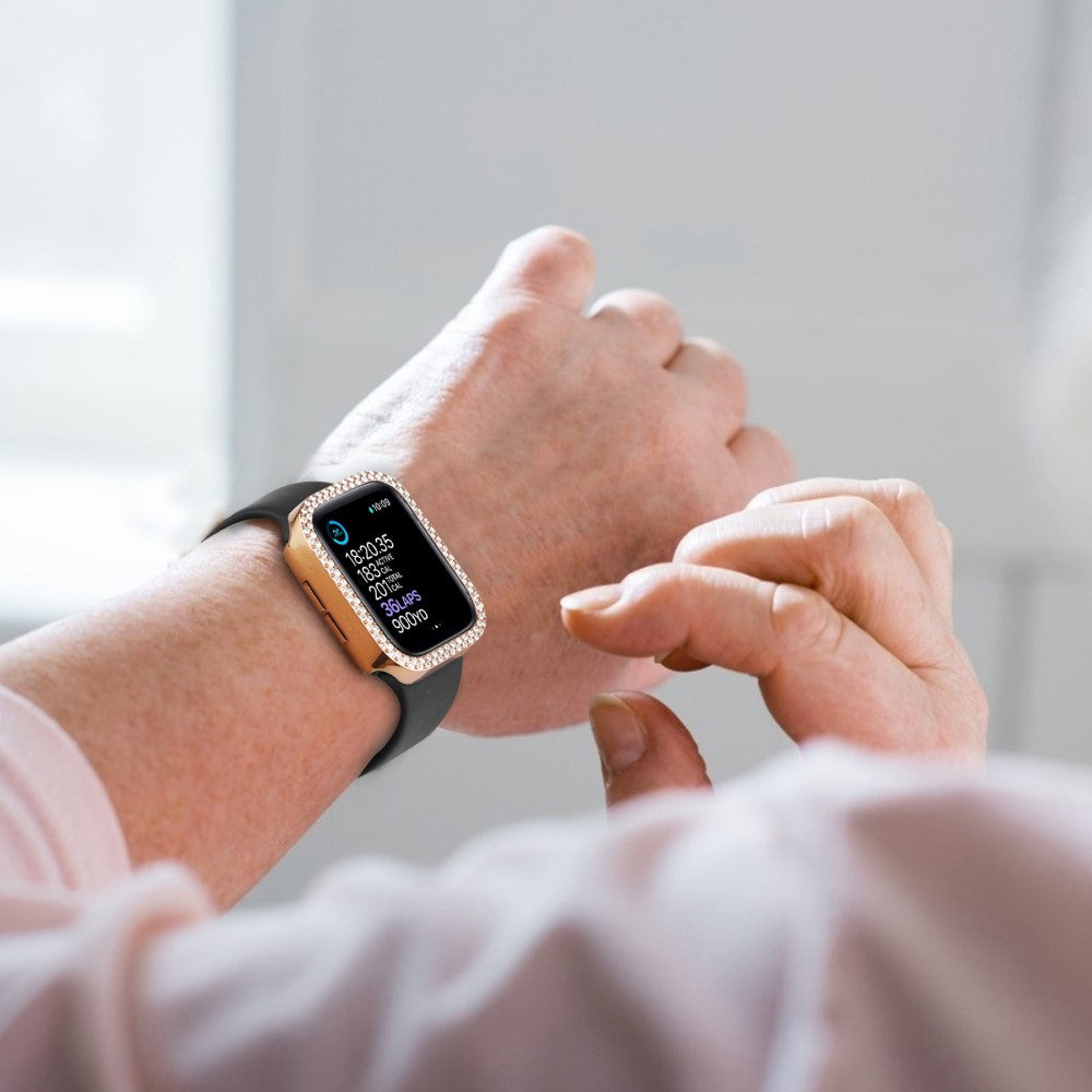 Godt Apple Watch Series 8 (41mm) / Apple Watch Series 7 41mm Cover med Skærmbeskytter i Plastik, Rhinsten og Hærdet Glas - Guld#serie_7